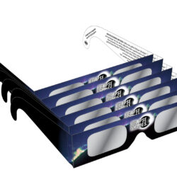 Gafas de eclipses certificadas en Planetario de Gérgal | Almería, Eclipses de Sol 2026-2027-2028. Seguras para ver el Sol, construidas en USA por Rainbow Symphony, Inc. Cuentan con certificado ISO 12312-2:2015 y marcado CE, marca EclipseShades. Son las mismas gafas que usamos a diario en nuestras actividades divulgativas y educativas. Se pueden ver, probar y recoger físicamente en el Planetario de Gérgal. Estas gafas son únicamente aptas para mirar con el ojo o con gafas de vista graduadas, NO SE PUEDEN USAR PARA MIRAR CON OTROS INSTRUMENTOS OPTICOS TALES COMO PRISMÁTICOS O TELESCOPIOS. En estos casos las gafas NO aguantarán la temperatura y se romperán instantáneamente produciendo quemaduras irreparables en la retina del ojo. El tiempo continuado de mirar al Sol se limita a un máximo de 3 minutos, aunque si nota que se calientan mucho en verano reducir este tiempo.